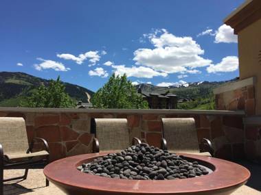 Sundial Lodge Superior 1 Bedroom by Canyons Village Rentals