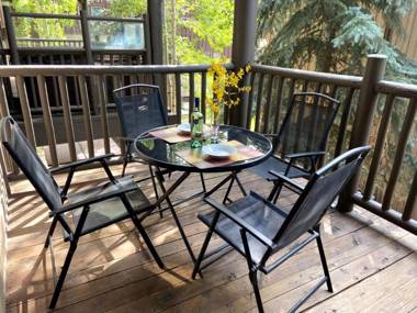 K B M Resorts- BBL-251 Remodeled 2Bd chalet walk to Deer Valley and slopes hot tub