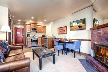K B M Resorts- CBI-101 Upgraded 1Bd wood fireplace full kitchen wifi walk to slopes
