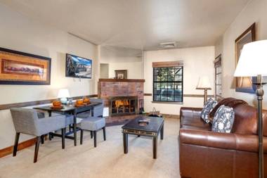 K B M Resorts- CBI-101 Upgraded 1Bd wood fireplace full kitchen wifi walk to slopes