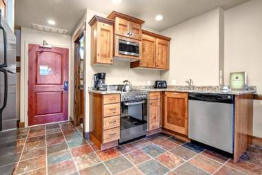 K B M Resorts- CBI-101 Upgraded 1Bd wood fireplace full kitchen wifi walk to slopes