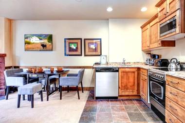 K B M Resorts- CBI-102 Upgraded 1Bd wood fireplace full kitchen wifi walk to slopes