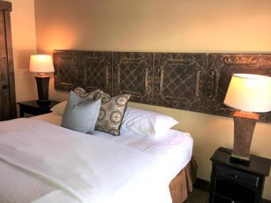 K B M Resorts- CBI-102 Upgraded 1Bd wood fireplace full kitchen wifi walk to slopes