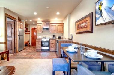 K B M Resorts- CBI-103 Upgraded 1Bd wood fireplace full kitchen wifi walk to slopes