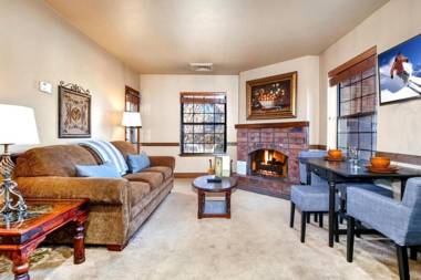 K B M Resorts- CBI-104 Upgraded 1Bd wood fireplace full kitchen wifi walk to slopes
