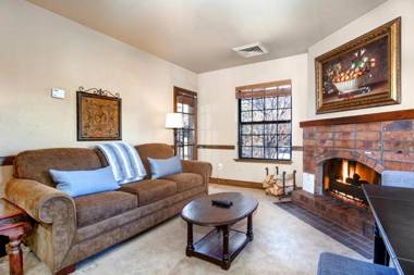 K B M Resorts- CBI-104 Upgraded 1Bd wood fireplace full kitchen wifi walk to slopes