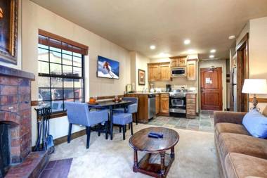 K B M Resorts- CBI-104 Upgraded 1Bd wood fireplace full kitchen wifi walk to slopes