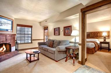 K B M Resorts- CBI-202 Upgraded 1Bd wood fireplace full kitchen wifi walk to slopes