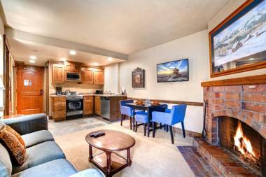 K B M Resorts- CBI-202 Upgraded 1Bd wood fireplace full kitchen wifi walk to slopes