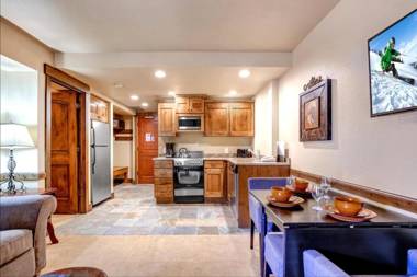 K B M Resorts- CBI-202 Upgraded 1Bd wood fireplace full kitchen wifi walk to slopes