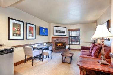 K B M Resorts- CBI-205 Upgraded 1Bd wood fireplace full kitchen wifi walk to slopes