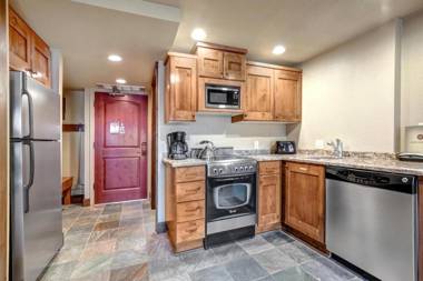 K B M Resorts- CBI-205 Upgraded 1Bd wood fireplace full kitchen wifi walk to slopes