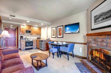 K B M Resorts- CBI-205 Upgraded 1Bd wood fireplace full kitchen wifi walk to slopes