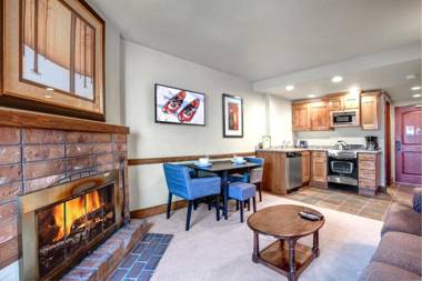 K B M Resorts- CBI-207 Upgraded 1Bd wood fireplace full kitchen wifi walk to slopes