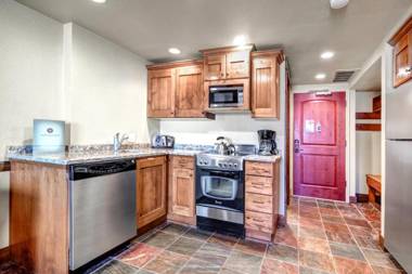 K B M Resorts- CBI-207 Upgraded 1Bd wood fireplace full kitchen wifi walk to slopes