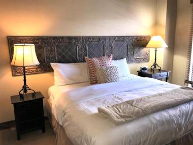 K B M Resorts- CBI-307 Upgraded 1Bd wood fireplace full kitchen wifi walk to slopes