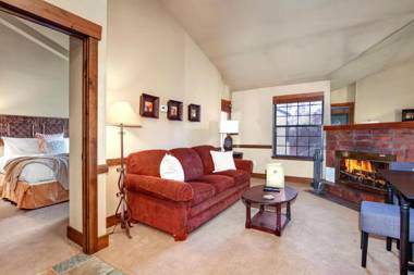 K B M Resorts- CBI-307 Upgraded 1Bd wood fireplace full kitchen wifi walk to slopes