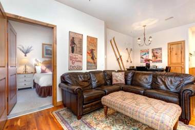 K B M Resorts- LLC-103 Large 2Bd chalet walk to slopes Main Street private hot tub