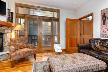 K B M Resorts- LLC-103 Large 2Bd chalet walk to slopes Main Street private hot tub