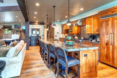 K B M Resorts- PRH-685 Penthouse 4Bd 4Ba mountain retreat pool table private hot tub