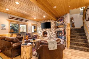 K B M Resorts- TWL-5B Ultimate 3Bd home fireplace chef kitchen surrounded by Aspens