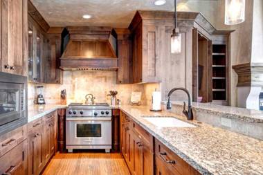 K B M Resorts- VIN-17 Remodeled 4Bd walk to lifts chefs kitchen 3 fireplaces Wi-Fi