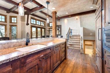 K B M Resorts- VIN-17 Remodeled 4Bd walk to lifts chefs kitchen 3 fireplaces Wi-Fi