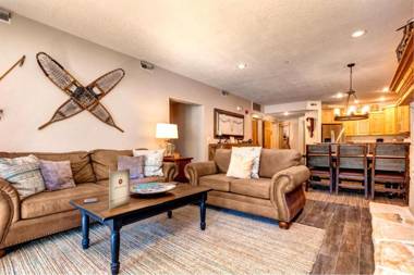 K B M Resorts- TPC-102C Remodeled 3Bd walk to Main and Town Lift private hot tub AC