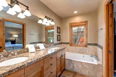 K B M Resorts- PNF-860 Large 3Bd hot tub fire pit mountain view easy walk Main St