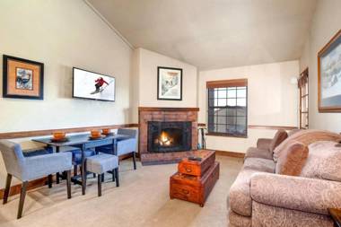 K B M Resorts- CBI-311 Upgraded 1Bd wood fireplace full kitchen wifi walk to slopes