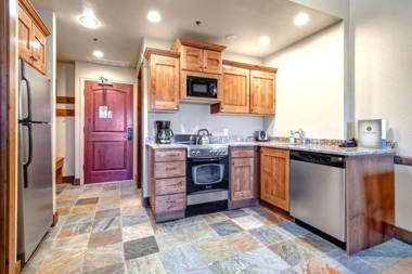 K B M Resorts- CBI-311 Upgraded 1Bd wood fireplace full kitchen wifi walk to slopes