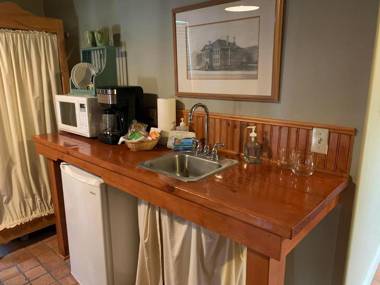 The Cottage at 241 North