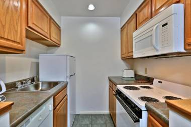 Cedarbrook Queen Suite 108