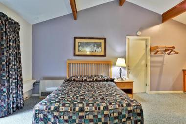 Cedarbrook Queen Studio 210