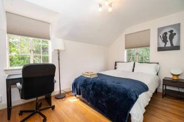 Spacious 4BR CozySuites in Old Town Alexandria