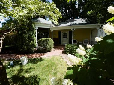 The Oaks Victorian Inn