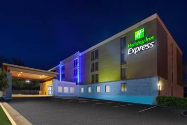 Holiday Inn Express Fairfax-Arlington Boulevard an IHG Hotel