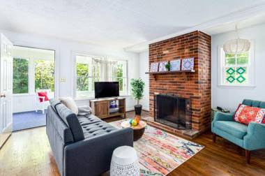 Hot Tub Lake Access & Fire Pit at Cozy Cottage!