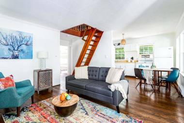 Hot Tub Lake Access & Fire Pit at Cozy Cottage!