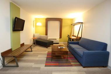 Holiday Inn Express & Suites Newport News an IHG Hotel