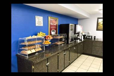 Econo Lodge Inn & Suites I-64 & US 13