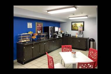 Econo Lodge Inn & Suites I-64 & US 13