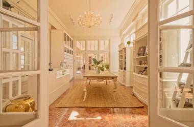 The Cavalier Virginia Beach Autograph Collection