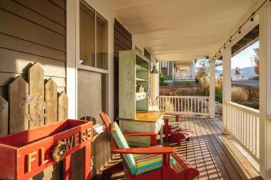 Driftwood Cottage with Carriage House #6CH