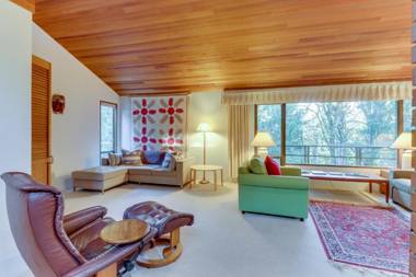 Sleeping Raven Woodland Retreat