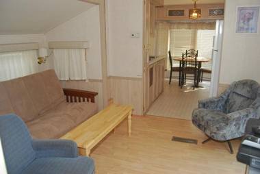 Crescent Bar Camping Resort Cottage 4