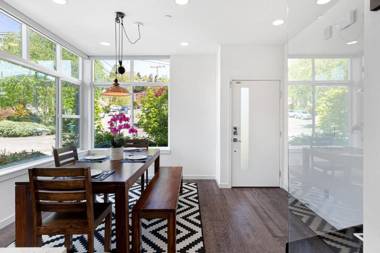 Rooftop Patio with Grill 2BR 3BA Central Walkable Location