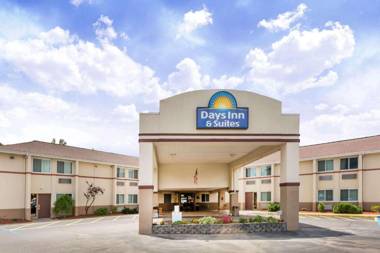 Days Inn & Suites by Wyndham Bridgeport - Clarksburg