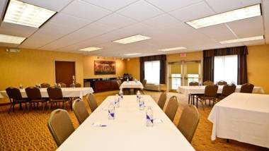 Holiday Inn Express Hotel & Suites Fort Atkinson an IHG Hotel