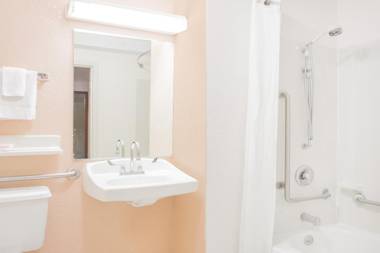 Super 8 by Wyndham Madison East